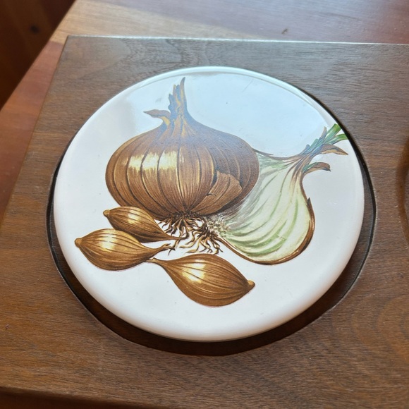 Vintage teak wood charcuterie board, cheese dome with onion, farmhouse - Picture 2 of 5